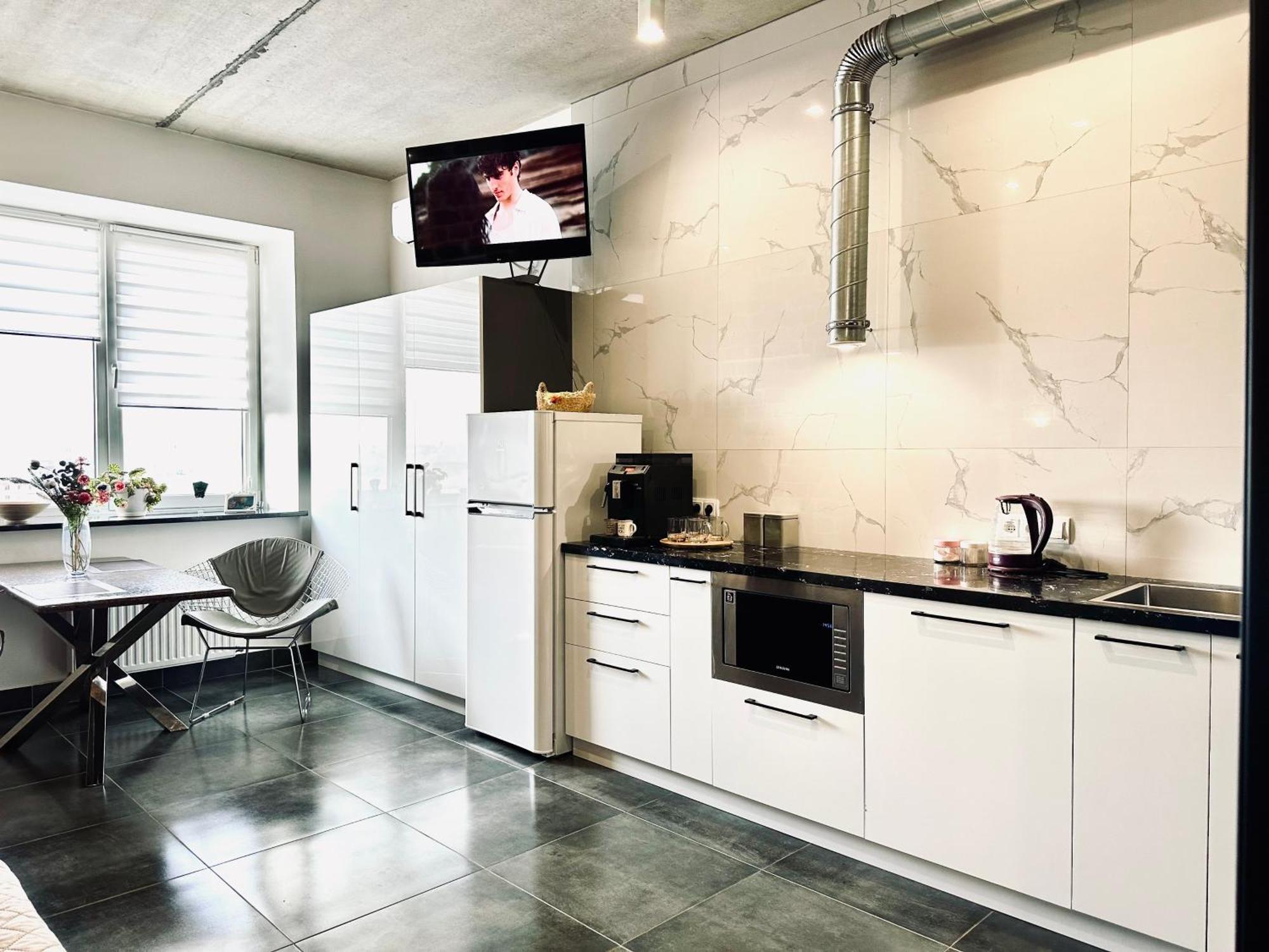 Modern Apartments With A Coffee Machine In The City Center, A View Of The City Rivne Zewnętrze zdjęcie